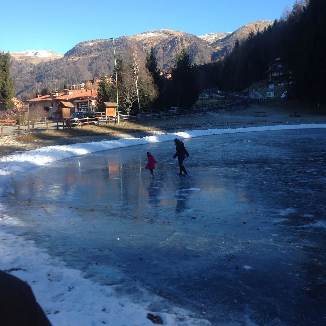 L odore fresco dei pini ….l aria pungente ..sapore di una domenica di inverno …l amore della famiglia #vallecamonica #valledeisegni