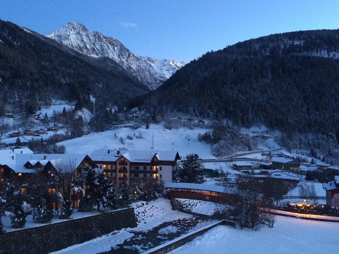 Vezza d’Oglio … finalmente una tipica serata invernale #neve #snow #montagna #vezzadoglio #altavallecamonica #adamelloski #vallecamonica @vallecamonica @adamelloski #lombardia #italia