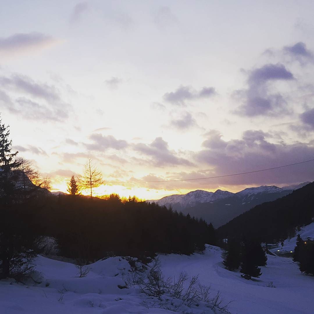 ❄❄ #passodeltonale #mountains #adamelloski #cabinoviaparadiso #faitableis #snow #onfire #sunset #pontedilegno #valcamonica #italy