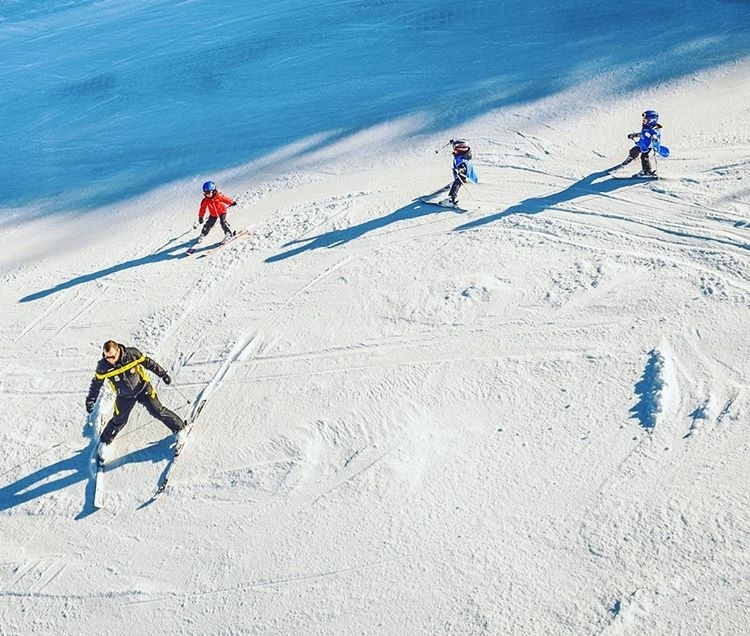 Bellissimo scatto di @jjunoo Kids learning how to ski in Montecampione, Artogne – Italy #montecampione #artogne #prolocoartogne #vallecamonica #brescia #lombardia #italia #italy
