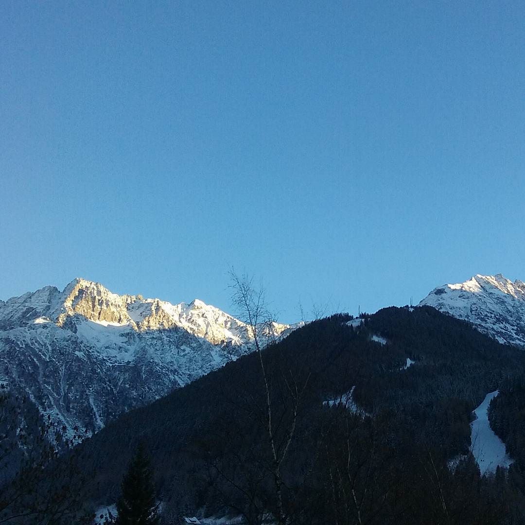 Ponte di legno #mountains #sky #skylovers #naturelovers #snow #sci #pistedasci #february #pontedilegno #vallecamonica #castellaccio #valbione #winter #sun #happyday #bluesky