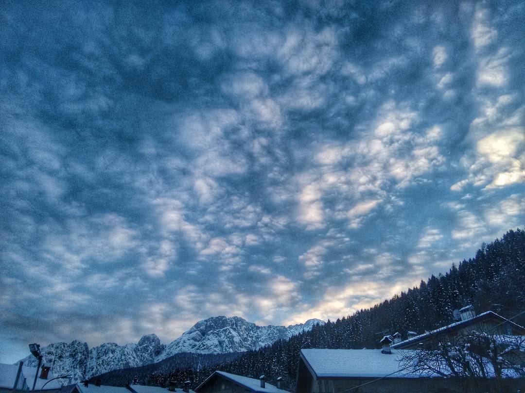 #hdr #clouds #cloudporn #sky #skyline #skylovers #skyporn #instaitalia #nature_perfection #snow #mountains #neve #nature #naturelovers #nature_perfection #igdaily #ig_brescia #ig_bergamo #vallecamonica #motog2014camera #daniele_chiminelli