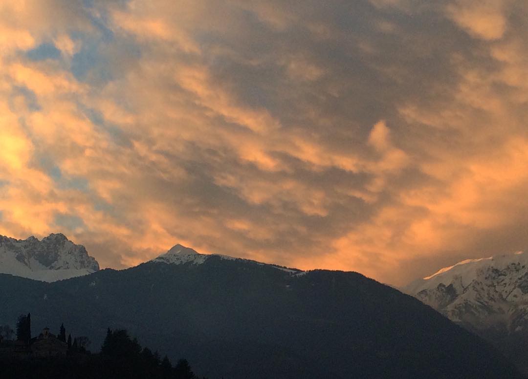 🌤 #color #sunset #sky #snow #mountains #vallecamonica #instanature #skylovers #nature #skyporn #place #clouds #vivalavallecamonica #view #sun #igersitalia #italy #home #top_lombardia_photo #landscape #naturelovers #natureporn #instaitalia #amazing #shot #likeforlike #likeback #february #winter #infinity_skysunset
