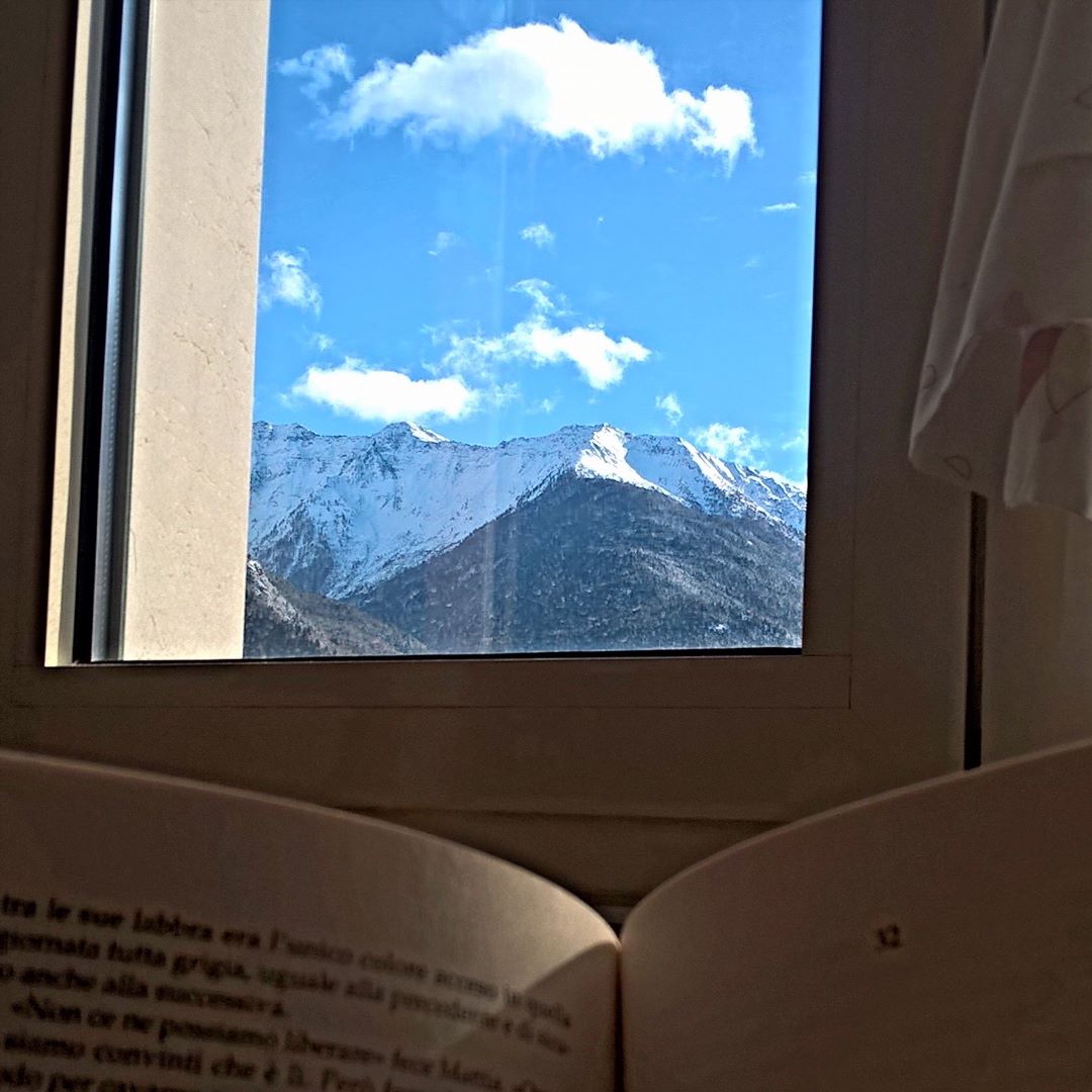 I love reading with this view #reading #book #bookstagram #snow #sunnyday #nature #Vallecamonica #lasolitudinedeinumeriprimi #relax