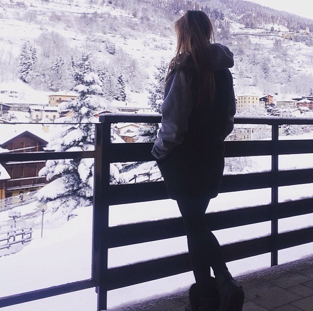 •SVEGLIARSI COSÌ• 🗻❄️⛄️💕😍 #goodmorning #february #winter #home #mountain #escape #pontagna #pontedilegno #passodeltonale #vallecamonica #landscape #amazing #view #snow #tuttobianco #dolcirisvegli #me #blonde #girl #hisjacket #boyfriend #glirubotutto #freedom #happiness #love #vitadamontanara