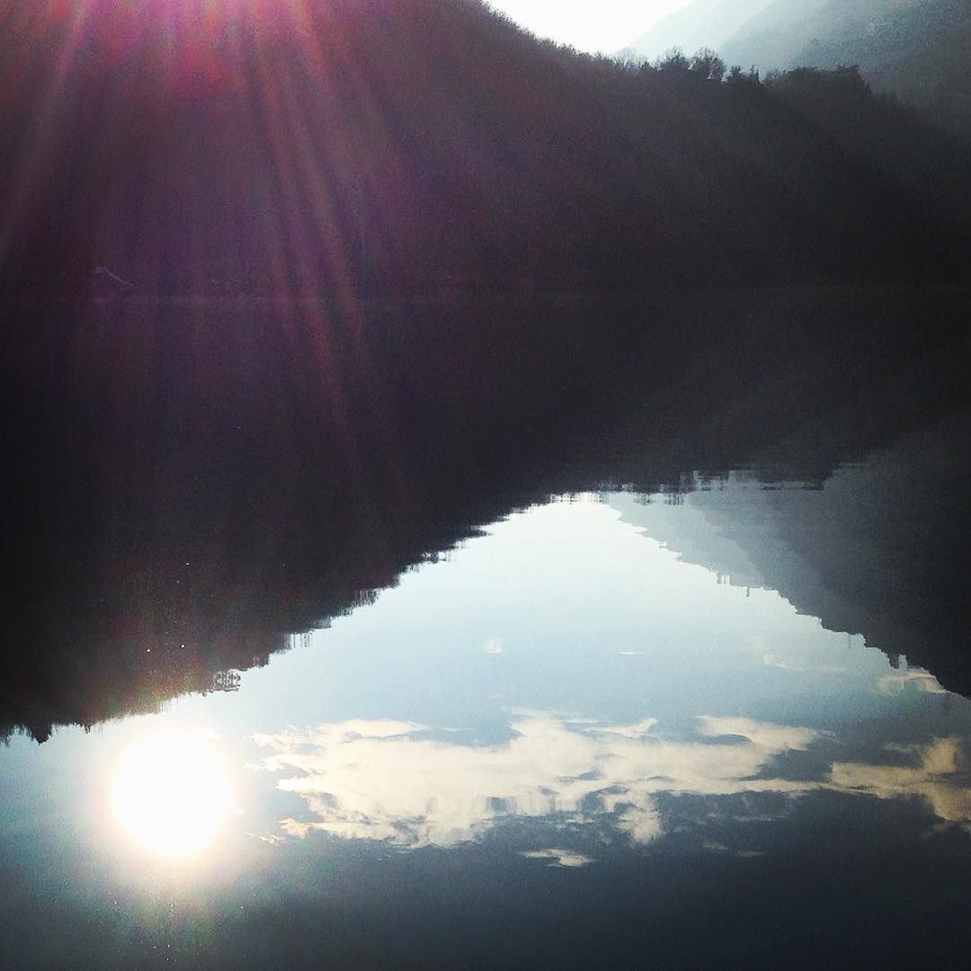 Underwater sun.. #sun #sunlight #underwater #sottacqua #sole #lucesolare #paesaggio #landscape #lake #lakeview #lago #lagomoro #capodilago #vallecamonica #sky #cielo