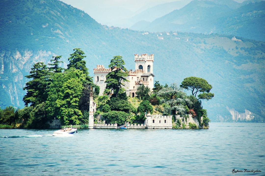 L’isola di Loreto nel lago d’Iseo #isoladiloreto #lagodiseo #volgolombardia #volgoitalia #vallecamonica #monteisola #boat #nature #skylovers #iseolake #photo #photooftheday #photographer