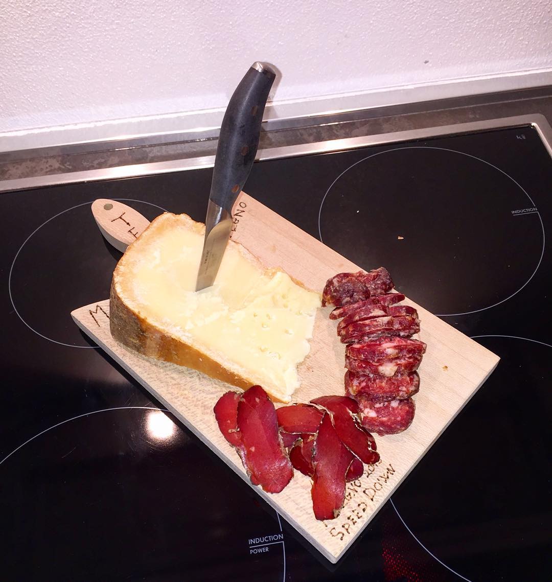 Italian snack #italy #snack #picoftheday #italian #italianstyle #instagram #instadaily #cheese #salami #pork #slinzega #instagood #instafollow #mt #good #instagramhub #follow #vallecamonica #photooftheday