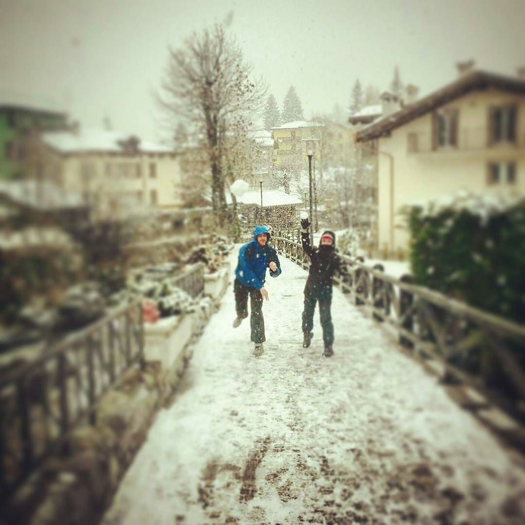 E dopo la #nevicata… palle di #neve! #vallecamonica @Regrann from @ali868 – Snowballing battle ⛄❄ #snow#snowing#winter#cold#ice #white weather#sky#skies#frosty #frost#chilly#nature#snowflakes #instagood#battle#firstpost#nofilter #friendship#pontedilegno#italy #donnamodernainviaggio#firstpost #instawinter#instasnow#snowball #photooftheday#snowfall#blizzard