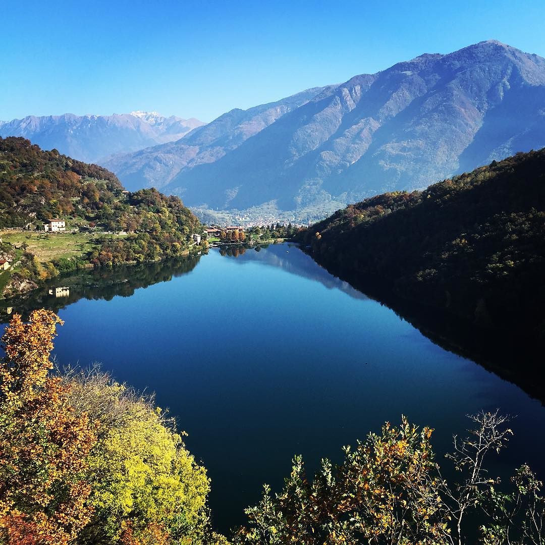 Autumn in lake #vallecamonica #lavalledeisegni #laghetto #lagomoro #paesaggioautunnale #mountainlake