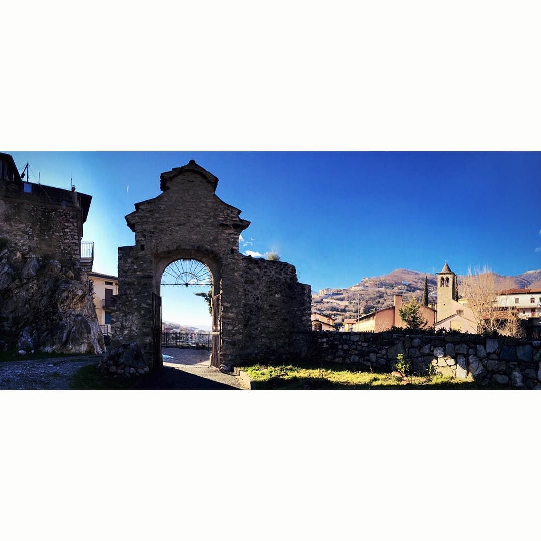 Relax your mind 😎💛🔆 #paesaggio #pausapranzoalsole #pausarelax #relaxyourmind #sunnyday #sunny #relax #walktime #lunchbreak #bluesky #giornatadisole #staccareilcervello #picoftheday #nofilter #paesaggi #vallecamonica #camonicavalley
