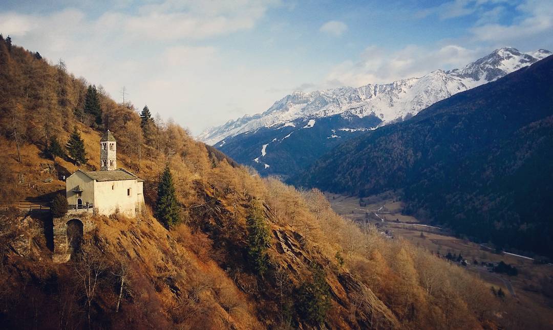 #gigiBicicletta passeggiando per la #valcamonica in un inverno dai toni autunnali #adamello #tonale #mountains #alps