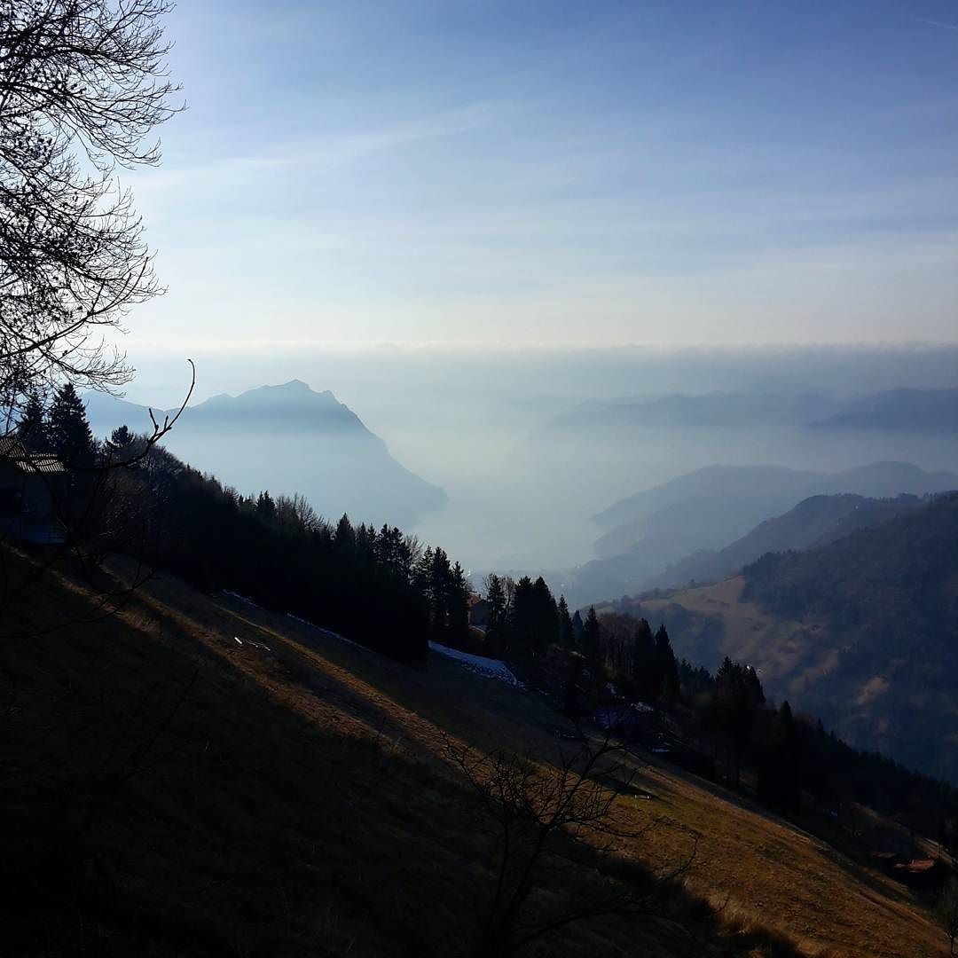 Lago d’Iseo e lago di nebbia dal sentiero n° 558 che da Ceratello porta al Rifugio Magnolini #iseolake #lagoiseo #panorama #lagodinebbia #rifugiomagnolini #vallecamonica #sentiero
