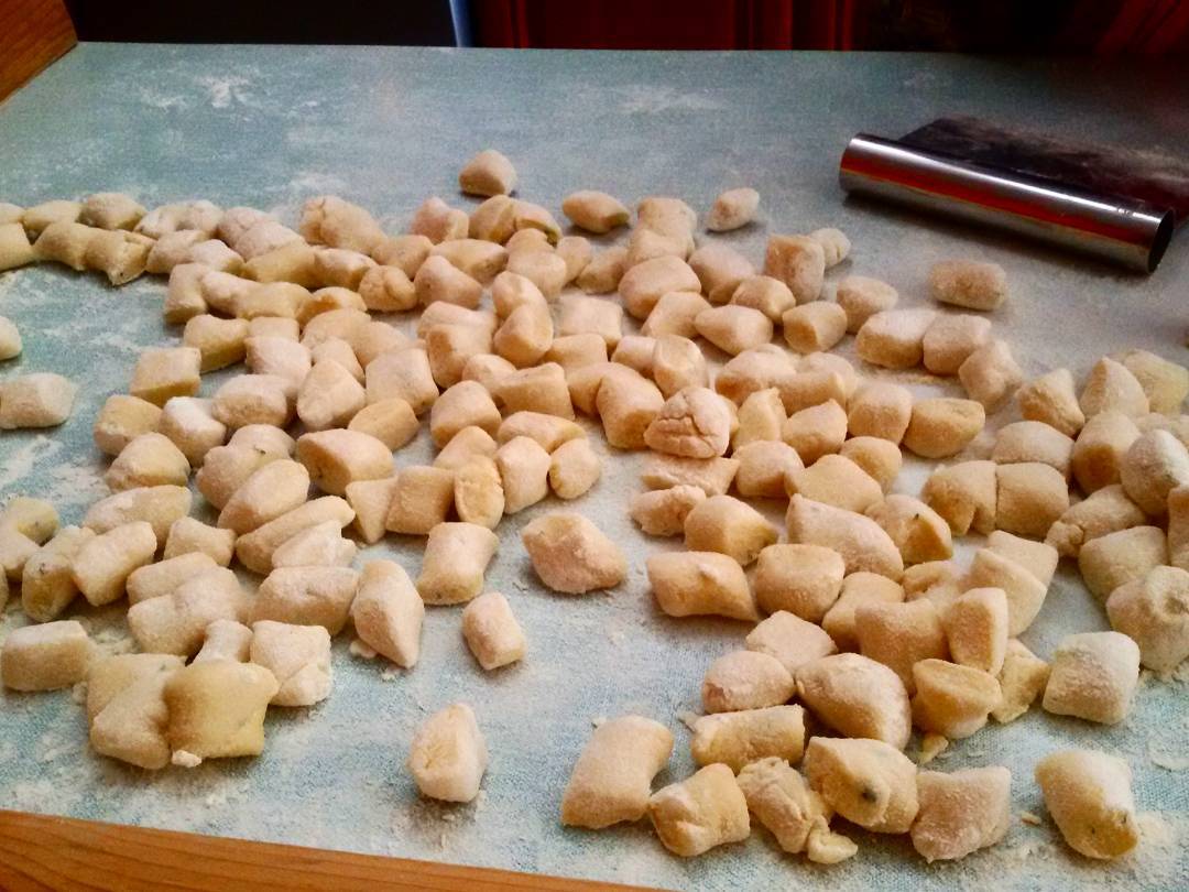 Gnocchiiiiii della zia…buonissimi #igitaly #italia #italy #igfood #food #good #italianfood #instafood #gnam #gnamgnam #dinner #lunch #pranzo #pranzodelladomenica #work #oldschool #granny #ricette #ingredients #valcamomica #vallecamonica #valgrigna #cottoemangiato #cook #cooking #cookaround