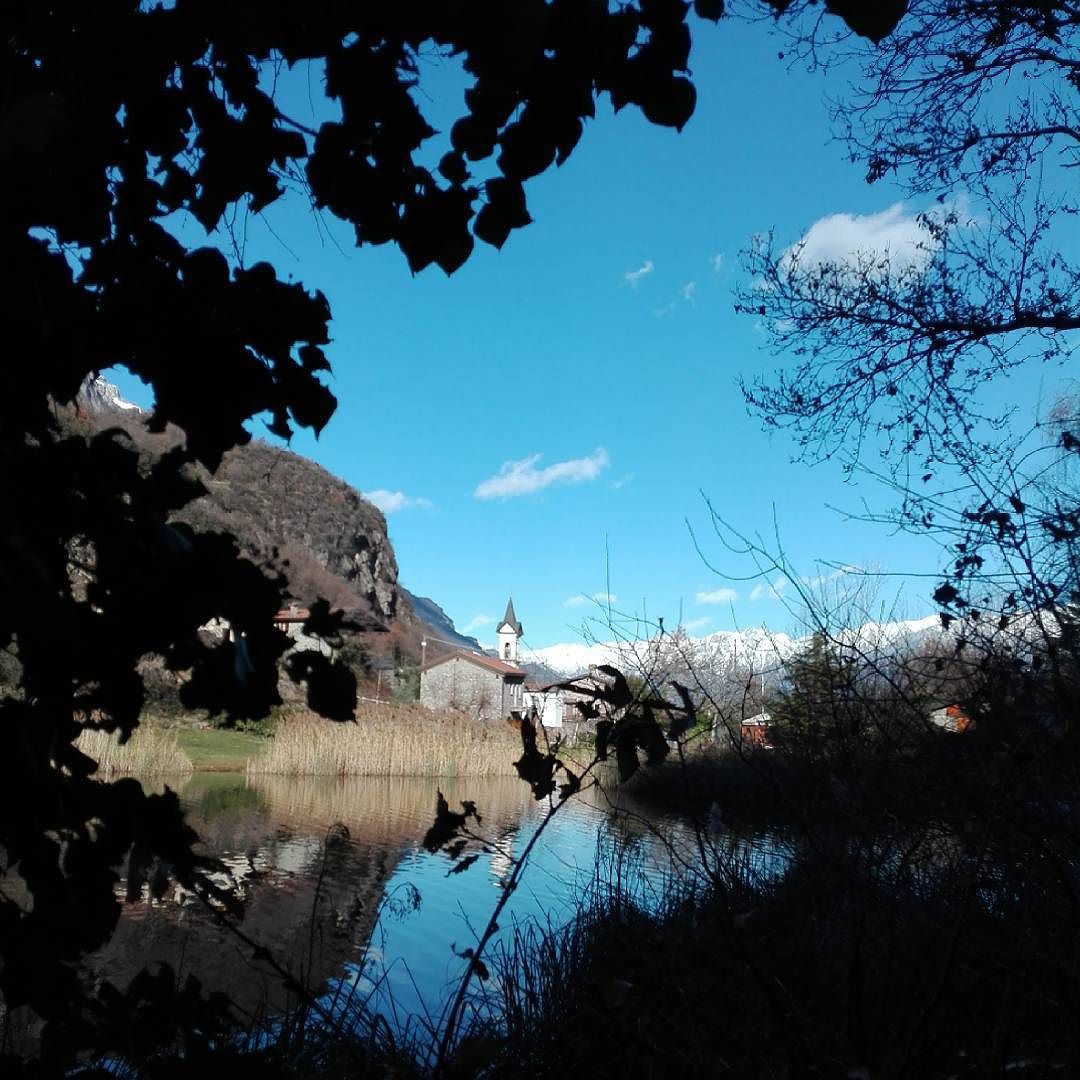 Quando vengo qui… rinasco…. #PostCard #CapoDiLago #BlueSky #sun #WinterTime #colors #IlLuogoDelMioCuore #IlEnFautTresPeuPourEtreHeureux #vallecamonica