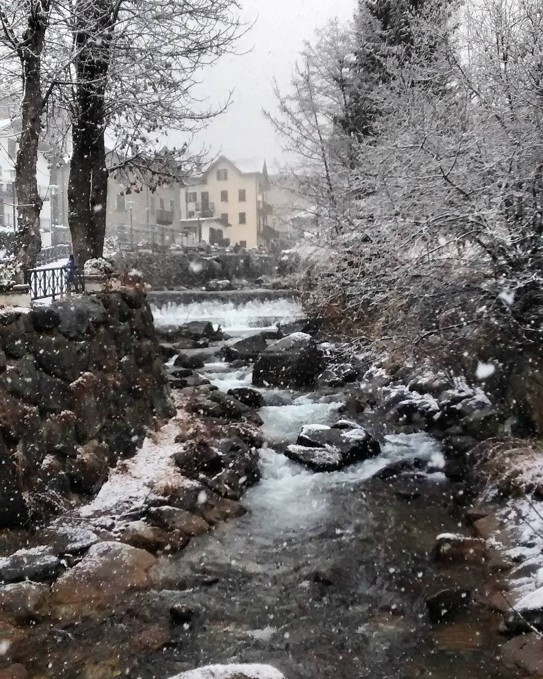 #pontedilegno #valcamonica #passodeltonale #italy #winterwonderland #neve #snow #picoftheday #river #ski #adamelloski #instagood #travel #travelingram #travelingishappiness #vacation