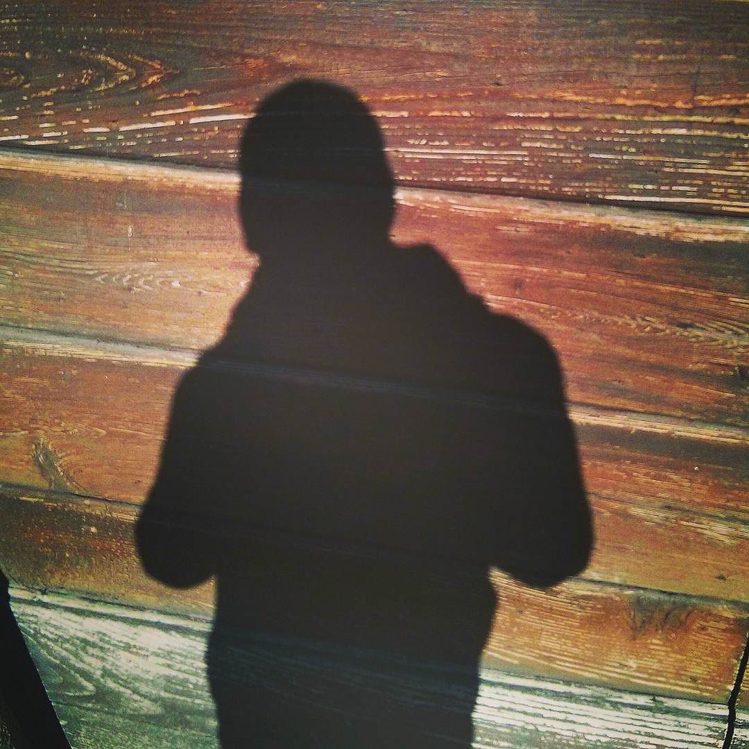#breno #vallecamonica #valledeisegni #brescia #ombre #shadow #italia #italy #igersvalcamonica #igersitalia #igersitaly #igersbrescia #volgoitalia #volgobrescia #riflessi #borghitalia #paesi #camminando #walking #sole #sun #inverno #winter #ig_mood #mood #instagram #picoftheday