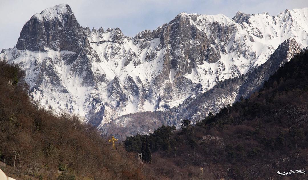 Finalmente la neve! ☃❄️ #snow #winter #mountain #nature #picoftheday #instagram #valledeisegni #vallecamonica #turismo2016 #cristore #sky #skylovers #landacape #canon #EOS1200D
