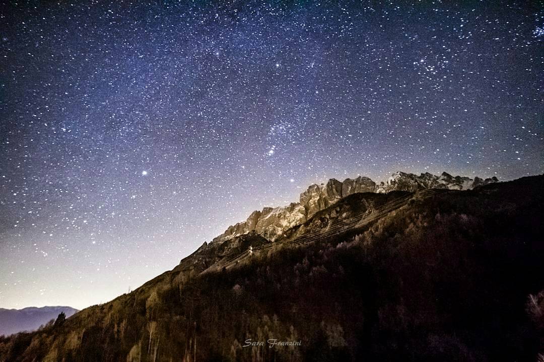 Concarena, stelle e bellezza in #vallecamonica! @Regrann from @franzini_sara – #concarena 🗻 #bestmountainartists #nature #trekking #mountains #night #nightsky #stars #skyporn #cloudporn #winter #volgolombardia #vallecamonica #pescarzo #worldshotz #discoverpix #earthpix #outdoorresearch #snow #Regrann