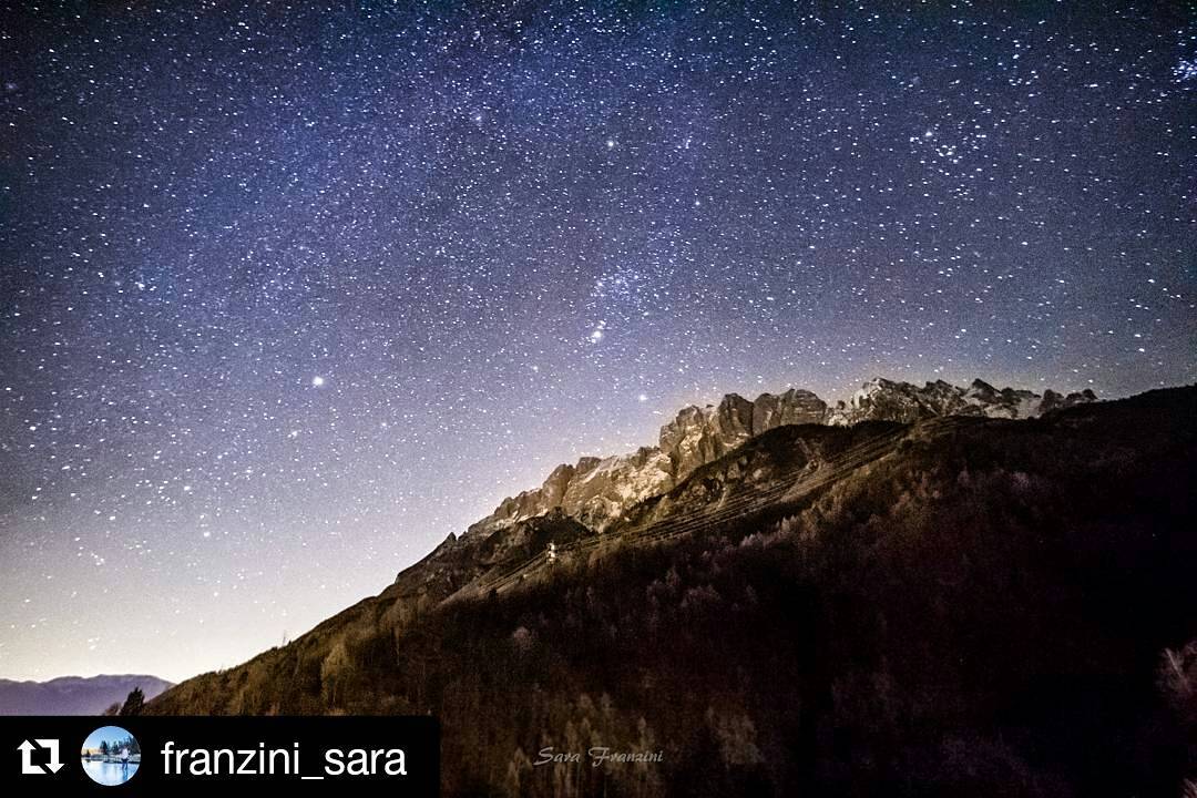 thanks to @franzini_sara #concarena 🎆 #vallecamonica #bresciatoday # brescia #stelle #cieloinfinito #earthpix #outdoorresearch #snow