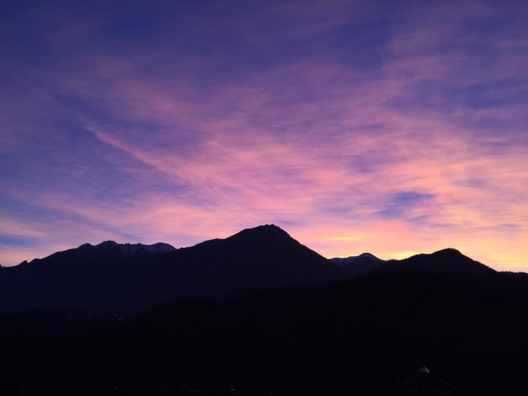 No filter needed this morning 😍 #morning #february #sunrise #pink #clouds #sun #sky #mountains #landscape #nature #winter #early #amazing #view #nofilter #vallecamonica #sunisup #landscape_lovers