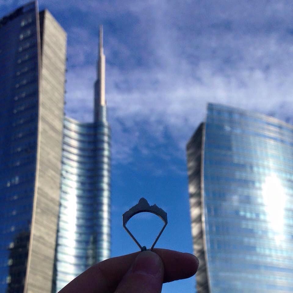 #gioiellidipaesaggio #pizzobadile in #piazzagaeaulenti #psc #portanuova #Milano #gioielli #ciondolo #landscape #architecture #skyporn #mountain #vallecamonica #iseolake #portamiconte #skyline
