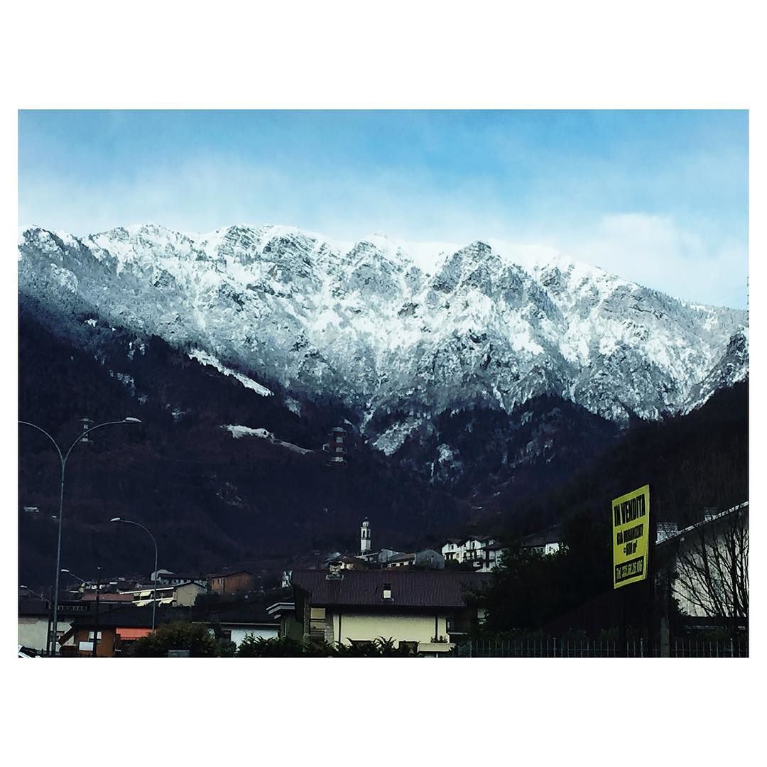 #viste #montagne #neve #mattina #vallecamonica #valle #spettacolo #buongiorno #buongiornomondo #sonno #andiamoallavoro #ufficio #weekendarrivapresto #picoftheday #instaphoto