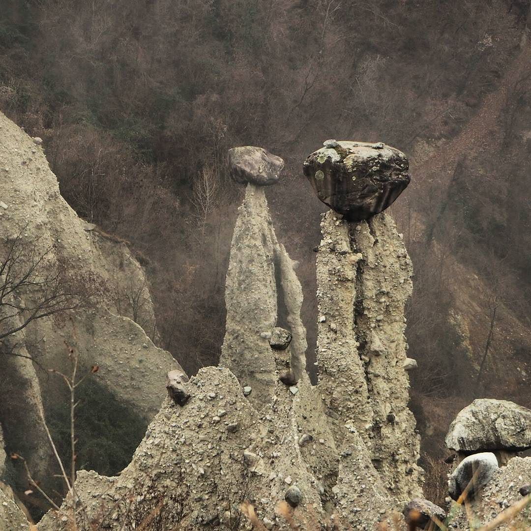 #piramidi #pyramids #zone #piramididizone #nature #montagna #lombardia #provinciadibrescia #mountain #natura #italia #spettacolo #paesaggio #erosione #camminata #inverno #valcamonica #piramididierosione #iseolake #piramididiterra #naturaleza #montaña #italy #trekking #vicinolagodiseo #meravigliedellanatura #natureart #naturegram #2016 #panorama