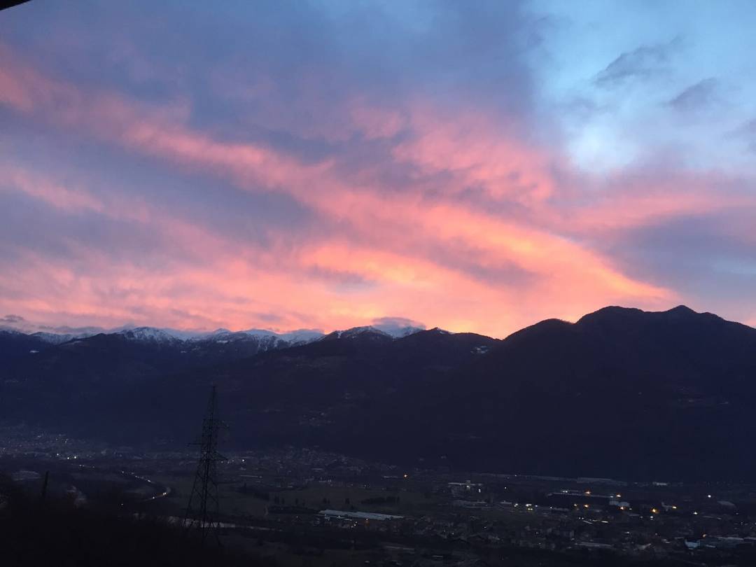 Al mattino quando ti alzi, metti in una mano il sorriso, e nell’altra tutto il coraggio che hai e affronta la vita… Vedrai che lei ti sorriderà! E con questa alba non può che essere un magnifico giorno! 😊 #buongiorno #alba #tuttorosso #nevesullecime #instasnow #instaphoto #instapic #instaalba #visitlakeiseo #vallecamonica #montecampione1800 #picoftheday #photooftheday #goodmorningpeople