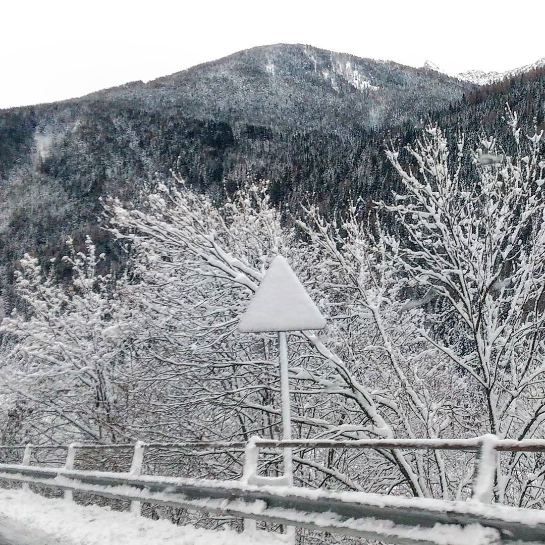 Attenzione, Neve! #cartellistradalialternativi #neve #snowontheroad #biancorisveglio #vallecamonica