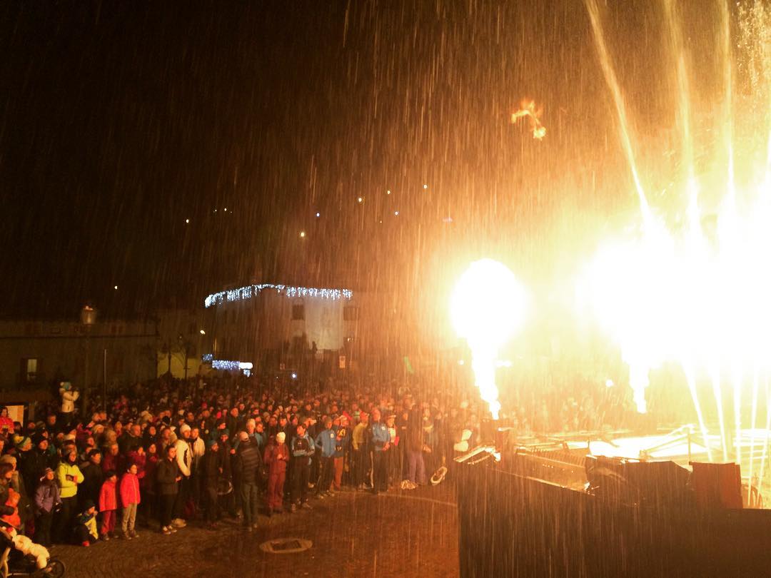 Caspolada 2016: spettacolo “Water Fire” poco prima della partenza :-) #caspolada #worldsnowshoechampionships @vezza_d_oglio #VezzaExperience #vallecamonica @vallecamonica #altavallecamonica #provinciadibrescia #lombardia #italia