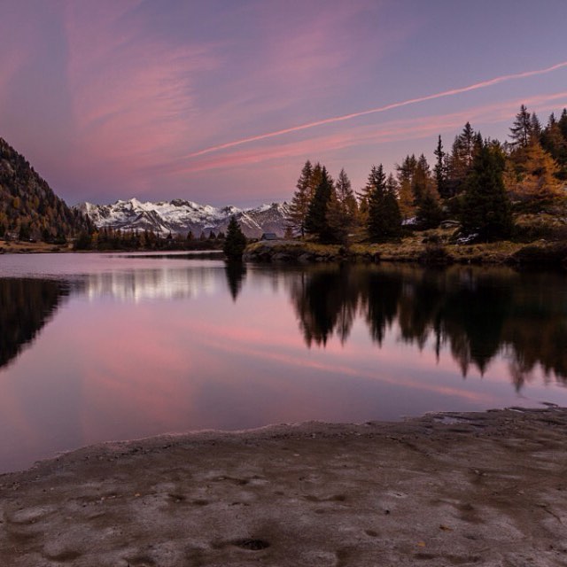 #autumn #memories #sunrise #dawn #ig_europe #italy #canon #canon_photos #landscape #lake #vallecamonica #parcoadamello #nature #park #natural #reflection #sky #clouds #cloudporn #tree #ig_brescia #igersitalia #mountains #top #beach #walking